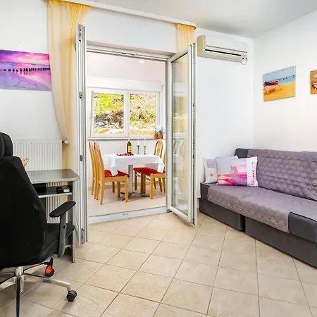 Gorgeous In With Kitchen Apartment *
