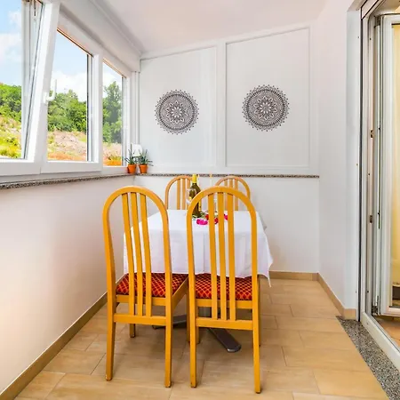 Gorgeous In With Kitchen Apartment *